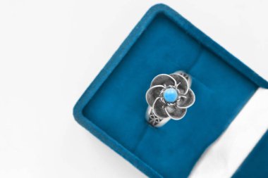 Mavi mücevher kutusu closeup Vintage gümüş turkuaz ringde