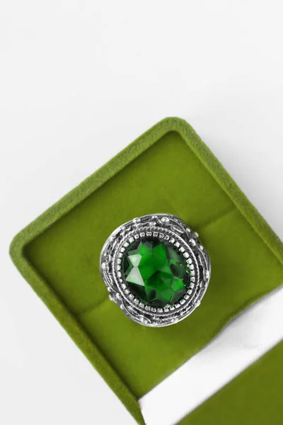 Grote Vintage Emerald Ring Juweel Vak Closeup — Stockfoto