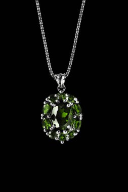 Vintage zümrüt kolye gümüş zincir üzerinde siyah izole asılı