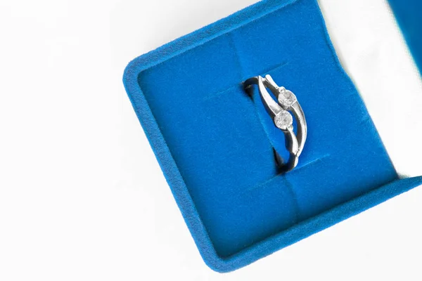 Eleganter Diamantring Blauer Schmuckschatulle Nahaufnahme — Stockfoto