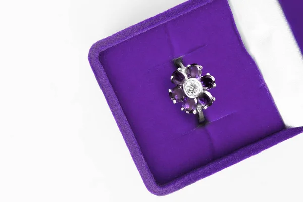 Çiçek Şeklinde Ametist Elmas Mücevher Kutusu Closeup Ringde — Stok fotoğraf