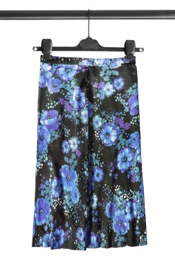 Mavi çiçek etek elbise raf beyaz bitti izole asılı