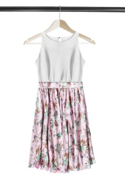 Pembe ve beyaz ipek sundress beyaz bitti izole ahşap giysi raf üzerinde