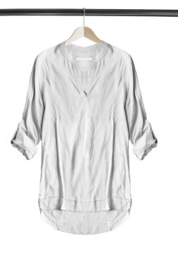 Askı üzerinde gömlek izole