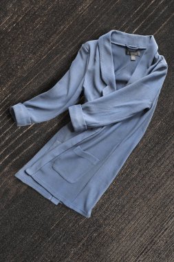 Ahşap arka plan üzerinde ceket