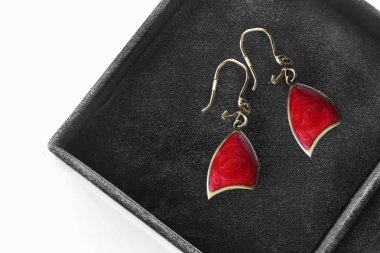 bir kutu içinde küpe