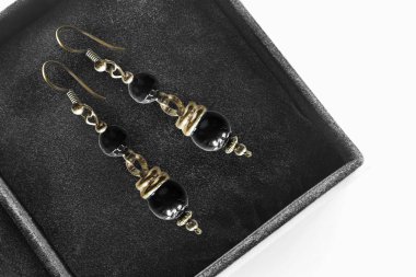 bir kutu içinde küpe