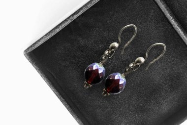 bir kutu içinde küpe