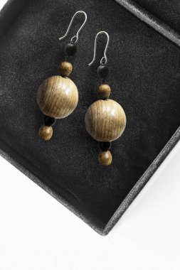 bir kutu içinde küpe