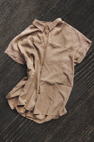 Camisa sobre fondo de madera — Foto de Stock