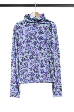 Askı üzerinde gömlek izole