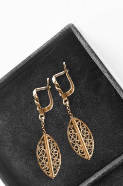 bir kutu içinde küpe