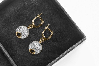 bir kutu içinde küpe