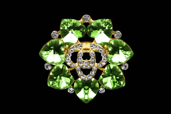 Emerald broche geïsoleerd — Stockfoto