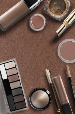 Kahverengi kozmetik koleksiyonu