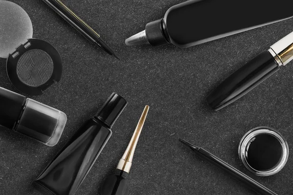 Siyah kozmetik koleksiyonu