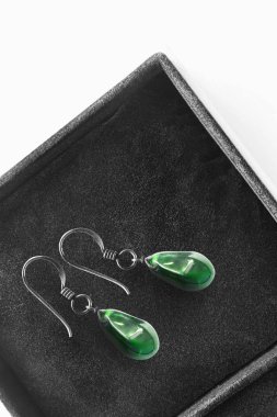 bir kutu içinde küpe