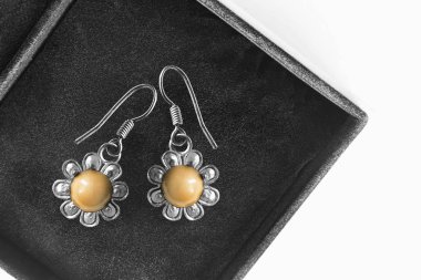 bir kutu içinde küpe