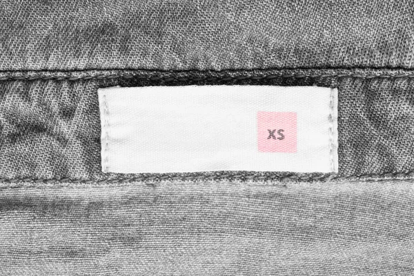 Etiqueta Ropa Tamaño Sobre Fondo Denim Gris — Foto de Stock