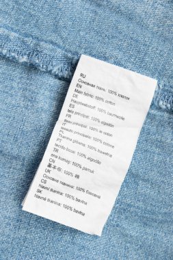 Kumaş kompozisyon kıyafet etiketi farklı dillerde% 100 pamuk diyor