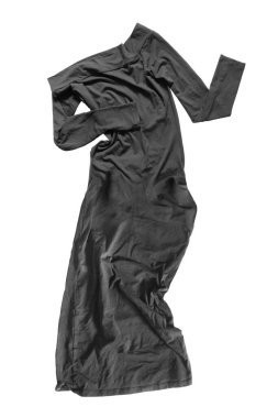 Kırışmış siyah, beyaz arka planda uzun süre omuz önlüğü.