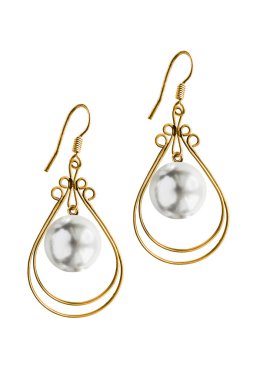 Beyaz üzerine izole edilmiş büyük incili zarif altın küpeler.