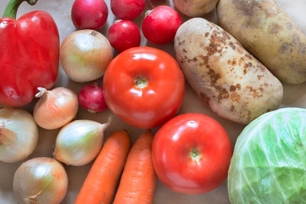 Grupo Verduras Frescas Crudas Primer Plano Sobre Papel Artesanal —  Fotos de Stock