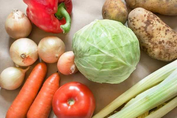 Grupo Verduras Frescas Crudas Sobre Papel Artesanal Marrón —  Fotos de Stock