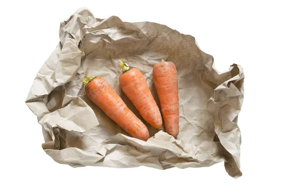 Tres Zanahorias Crudas Envueltas Papel Artesanal Aislado Sobre Blanco —  Fotos de Stock