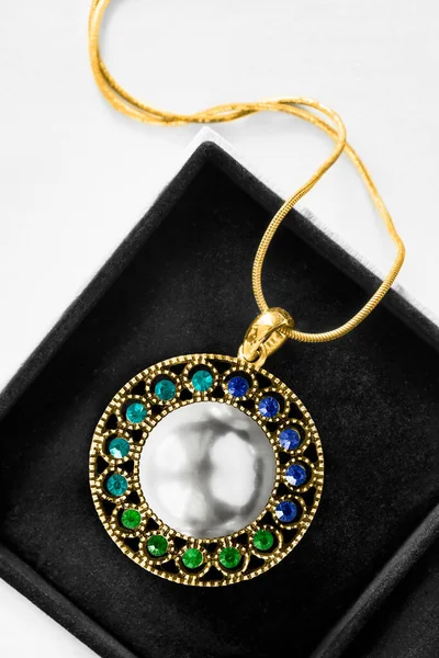 Gouden Ketting Met Grote Witte Parel Hanger Edelstenen Zwarte Juwelendoos — Stockfoto