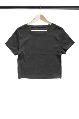 Beyaz üzerine izole edilmiş ahşap elbise askısında asılı duran siyah, temel ekin üstü.