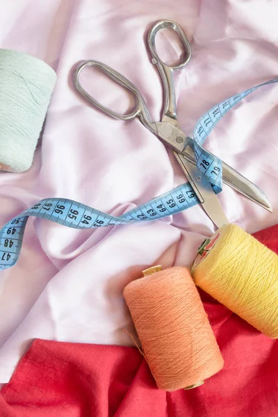 Nůžky Šicí Potřeby Barevném Textilním Pozadí — Stock fotografie
