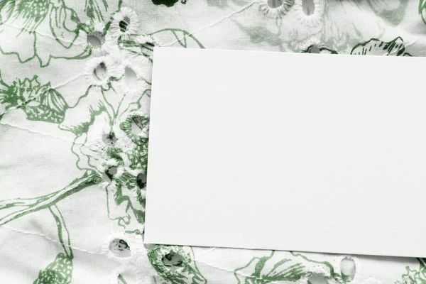 Leere Weiße Bekleidungsetiketten Auf Floralem Grünem Textilhintergrund Nahaufnahme — Stockfoto