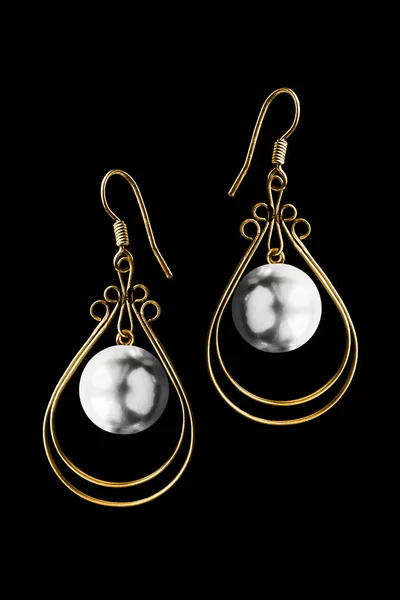 Elegantes Pendientes Oro Vintage Con Perlas Blancas Aisladas Sobre Negro —  Fotos de Stock