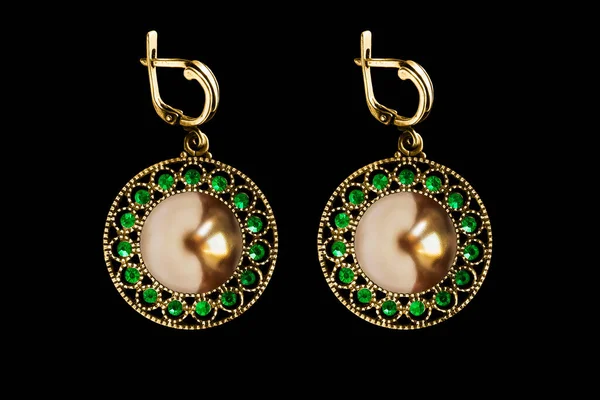 Hermosos Pendientes Oro Vintage Con Gemas Verdes Perlas Doradas Aisladas —  Fotos de Stock
