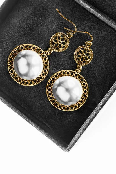 Hermosos Pendientes Oro Vintage Con Perlas Blancas Joyero Negro —  Fotos de Stock