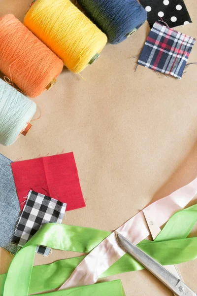 Carretes Coloridos Parches Cordones Sobre Fondo Papel Artesanal —  Fotos de Stock