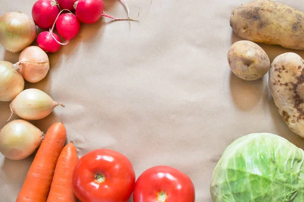 Algunas Verduras Frescas Crudas Sobre Fondo Papel Artesanal —  Fotos de Stock