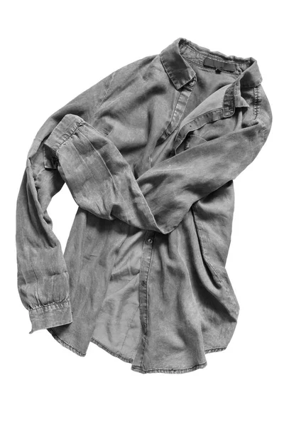 白の上に隔離された灰色の基本的なしわシャツ — ストック写真