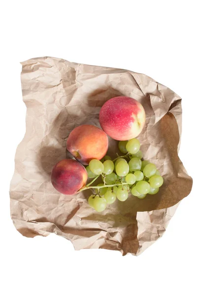 Algumas Frutas Doces Embrulhadas Papel Artesanal Isolado Sobre Branco — Fotografia de Stock