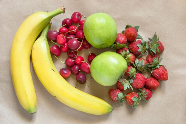Algumas Bagas Frutas Fundo Papel Artesanal — Fotografia de Stock