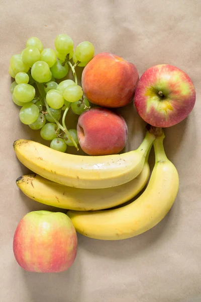 Algumas Frutas Maduras Frescas Fundo Papel Artesanal — Fotografia de Stock