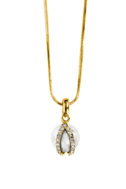Beyaz arka planda altın zincirli elmasları olan zarif inci kolye.
