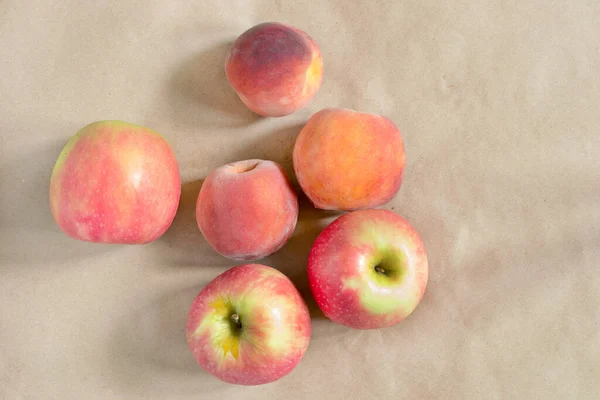 Group Red Ripe Sweet Peaches Apples Craft Paper Background — Stock Photo, Image