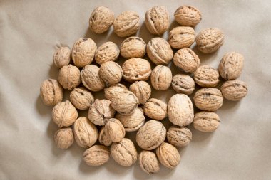 Kağıt üzerinde soyulmamış ceviz yığını