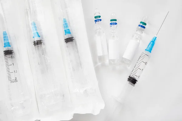 Injektionsampullen Und Spritzen Auf Weißem Hintergrund — Stockfoto