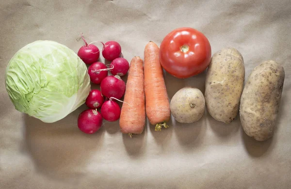 Verduras Frescas Crudas Sobre Fondo Papel Artesanal —  Fotos de Stock