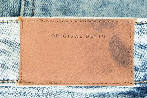 Lederbekleidungsetikett Sagt Original Denim Auf Blauem Denim Hintergrund — Stockfoto