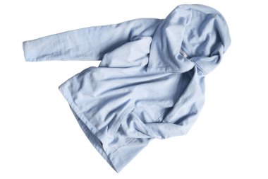 Beyaz üzerine izole edilmiş mavi pamuklu kazak.