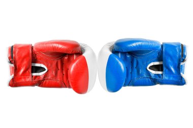 Beyaz üzerine izole edilmiş kırmızı ve mavi boks eldivenleri.